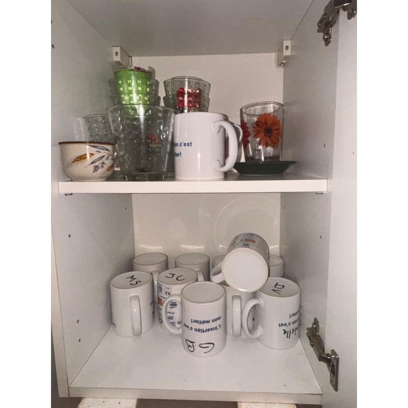 1 petit lot de vaisselle dont mugs en porcelaine, verres à eau