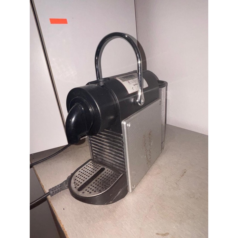 1 cafetière à capsule NESPRESSO