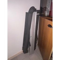 1 support de kakemono avec housse