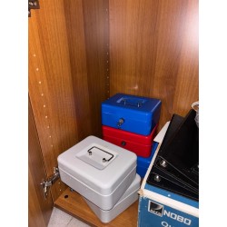 1 lot de 5 caisses en métal avec clés
