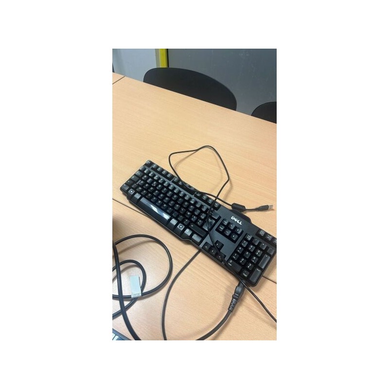1 écran ACER  1 écran V7 1 vidéoprojecteur OPTOMA 1 clavier DELL