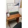 1 petite table en bois et fibres de bois
