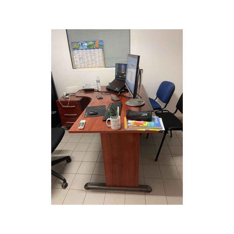 1 bureau avec retour à gauche 1 caisson ouvrant à 3 tiroirs en fibres de bois  1 fauteuil de bureau tournant avec appui-tête