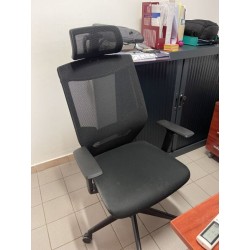 1 bureau avec retour à gauche 1 caisson ouvrant à 3 tiroirs en fibres de bois  1 fauteuil de bureau tournant avec appui-tête
