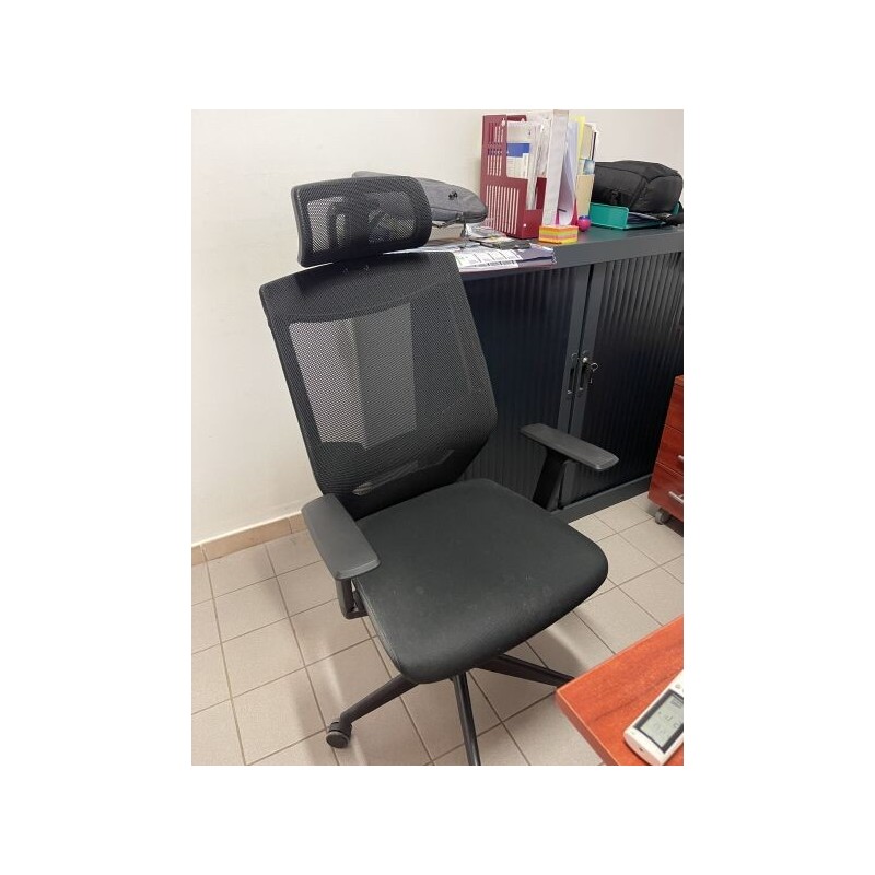 1 bureau avec retour à gauche 1 caisson ouvrant à 3 tiroirs en fibres de bois  1 fauteuil de bureau tournant avec appui-tête