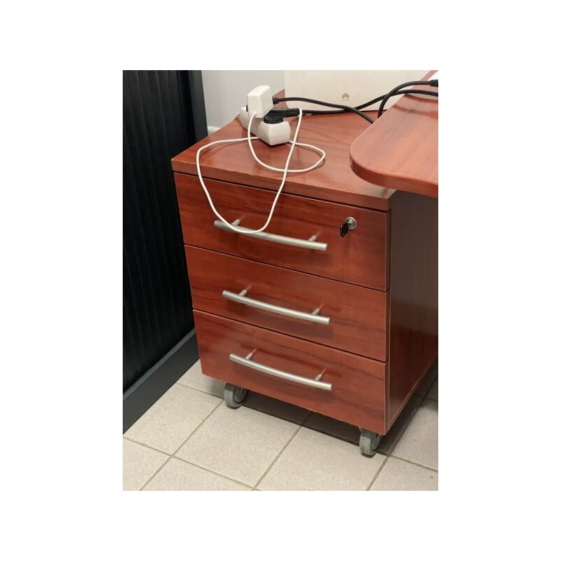 1 bureau avec retour à gauche 1 caisson ouvrant à 3 tiroirs en fibres de bois  1 fauteuil de bureau tournant avec appui-tête