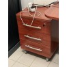 1 bureau avec retour à gauche 1 caisson ouvrant à 3 tiroirs en fibres de bois  1 fauteuil de bureau tournant avec appui-tête