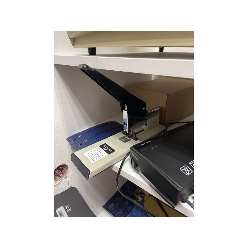 1 relieuse LAMIRELB  1 agrafeuse ESSELTE  1 plastifieuse UPS