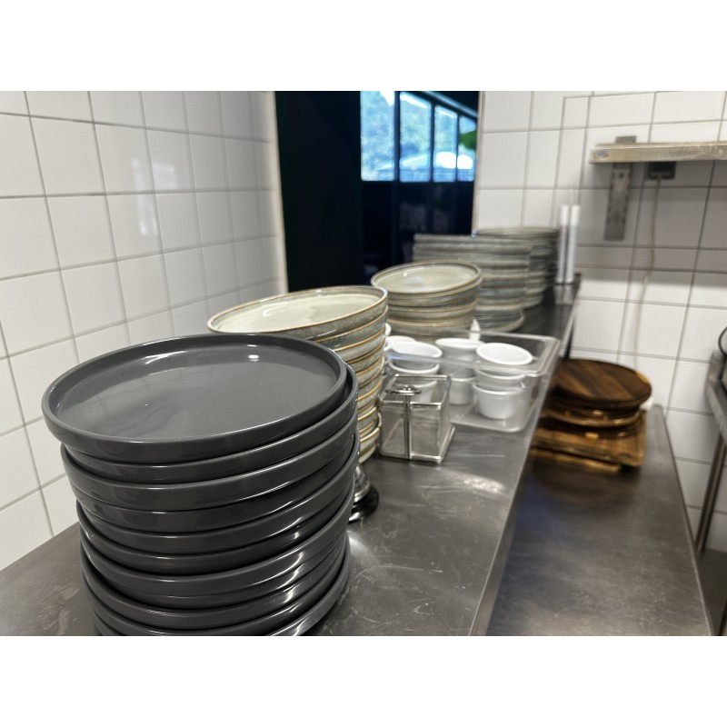 68 assiettes dépareillées en céramique et en grès, de forme circulaire