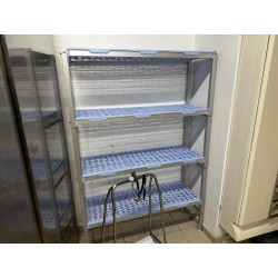 3 rayonnages à clayettes amovibles en résine et en métal 4 niveaux