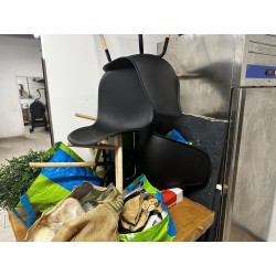 6 chaises en résine en mauvais état