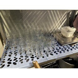 Environ 43 verres dépareillés à pied et à eau type long drink