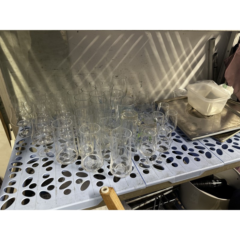 Environ 43 verres dépareillés à pied et à eau type long drink