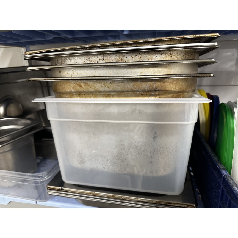 21 bacs traiteurs gastronormes dépareillés + 10 couvercles en inox