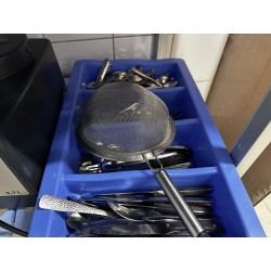 1 lot d'ustensiles de cuisine dépareillés et en vrac, principalement en métal : fourchettes, pinceaux, louches, passoires, fouet