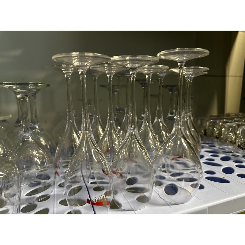 Environ 120 verres dépareillés comprenant verres à eau, verres à pied, verres à rhum