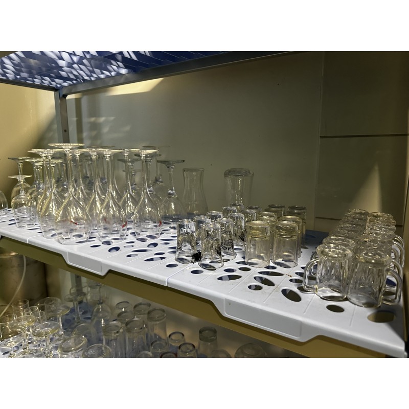 Environ 120 verres dépareillés comprenant verres à eau, verres à pied, verres à rhum