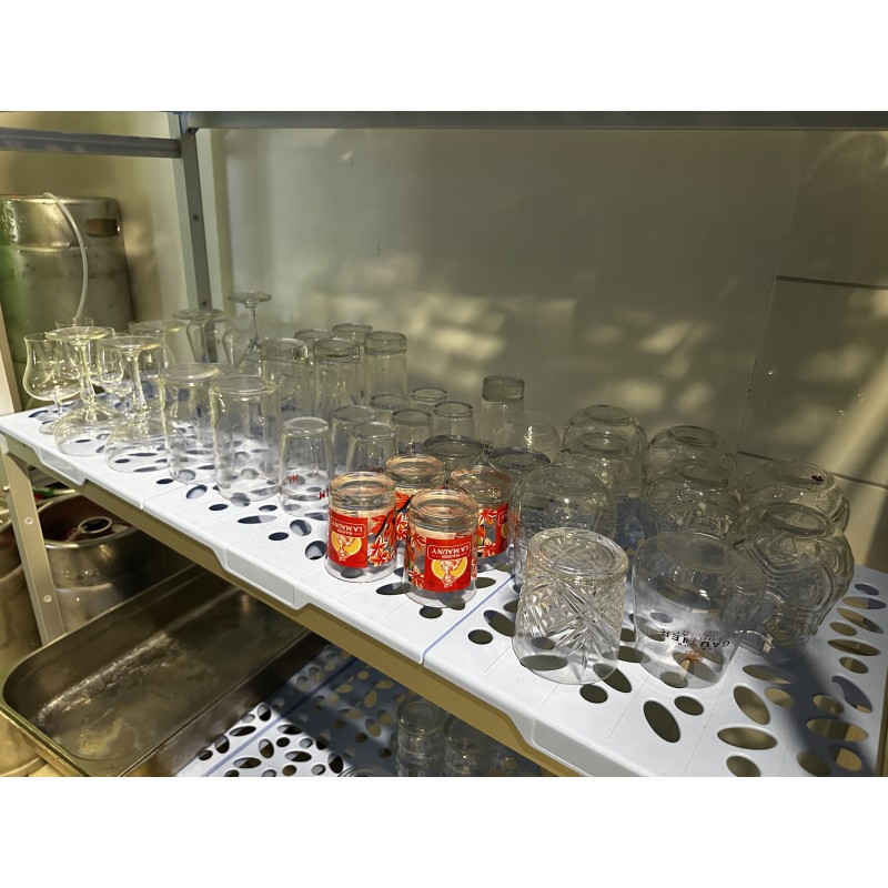 Environ 120 verres dépareillés comprenant verres à eau, verres à pied, verres à rhum