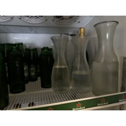 11 carafes en verre, col évasé