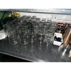 Environ 100 verres dépareillés en verre et en cuivre dont verres à eau, à cocktails, verres à pied, et divers