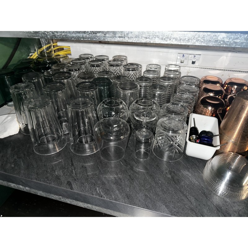 Environ 100 verres dépareillés en verre et en cuivre dont verres à eau, à cocktails, verres à pied, et divers