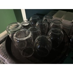 Environ 100 verres dépareillés en verre et en cuivre dont verres à eau, à cocktails, verres à pied, et divers