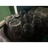 Environ 100 verres dépareillés en verre et en cuivre dont verres à eau, à cocktails, verres à pied, et divers