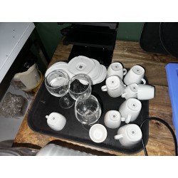 1 partie de service à thé-café dépareillé en porcelaine comprenant 9 tasses et 9 sous-tasses