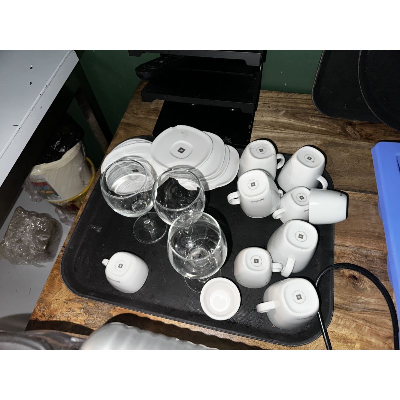 1 partie de service à thé-café dépareillé en porcelaine comprenant 9 tasses et 9 sous-tasses