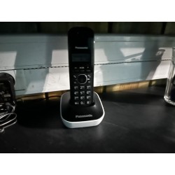 1 téléphone PANASONIC sur sa base