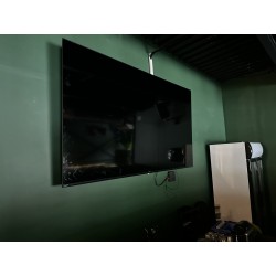1 très grande télévision HISENSE Dimensions approximatives : 100 (H) x 160 (L) cm