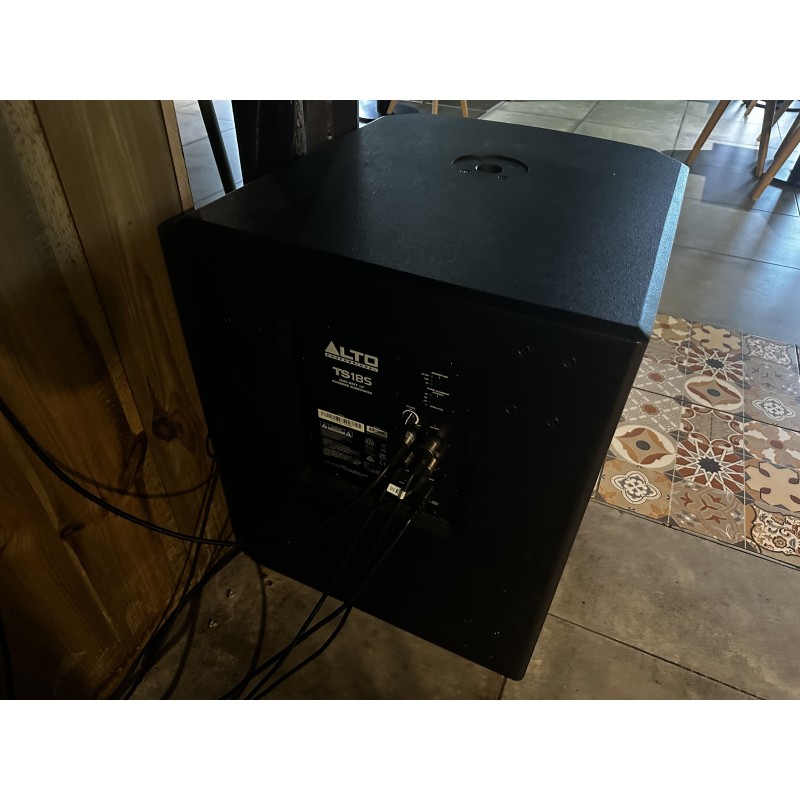 1 système de sonorisation comprenant : 1 table de mixage JB SYSTEMS 1 amplificateur ALTO TS185 4 haut-parleurs LTD