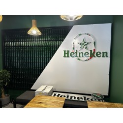 2 panneaux HEINEKEN + lot de bouteilles en verre vide pour décoration (environ 400)