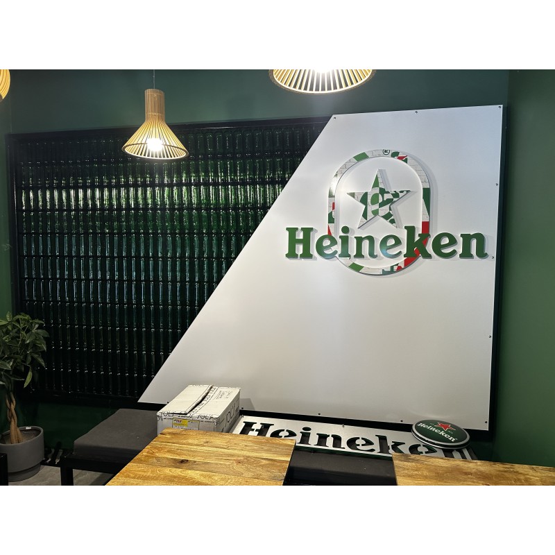 2 panneaux HEINEKEN + lot de bouteilles en verre vide pour décoration (environ 400)