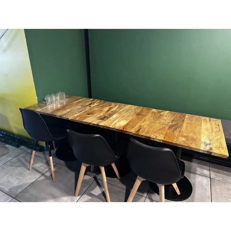 15 tables en bois, plateau carré 38 chaises en résine, pieds en bois 7 petites tables en bois, plateau carré