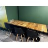 15 tables en bois, plateau carré 38 chaises en résine, pieds en bois 7 petites tables en bois, plateau carré