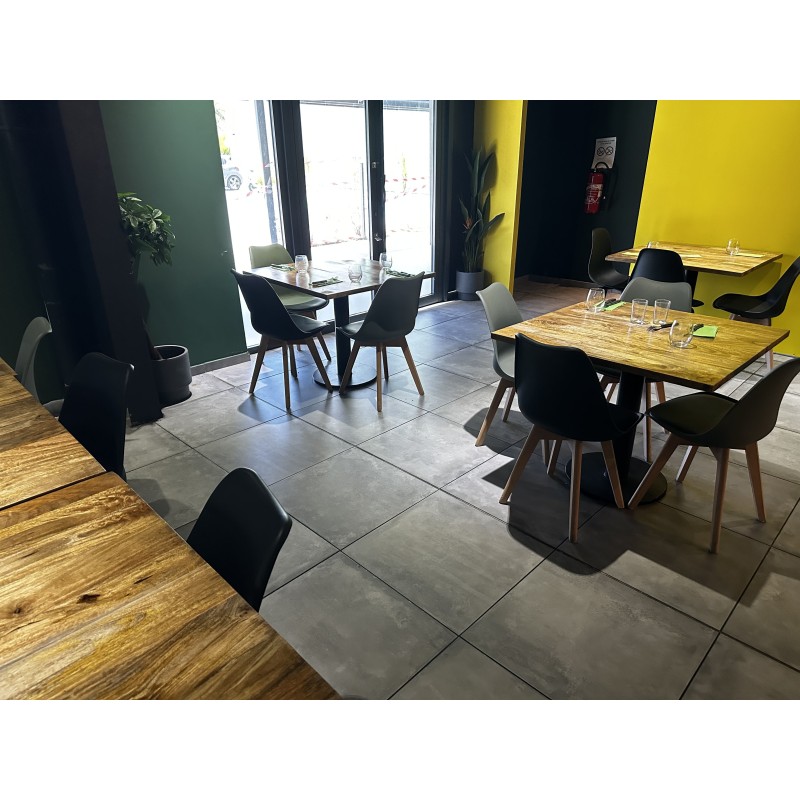 15 tables en bois, plateau carré 38 chaises en résine, pieds en bois 7 petites tables en bois, plateau carré