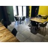 15 tables en bois, plateau carré 38 chaises en résine, pieds en bois 7 petites tables en bois, plateau carré