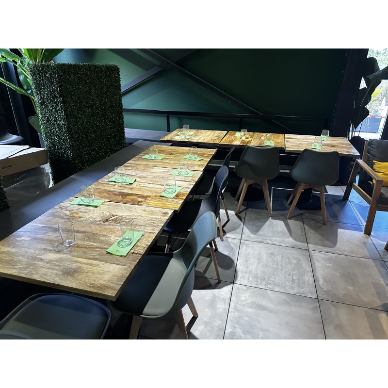 15 tables en bois, plateau carré 38 chaises en résine, pieds en bois 7 petites tables en bois, plateau carré