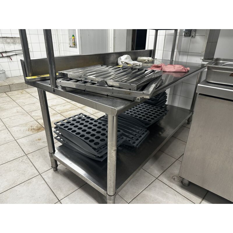 1 table chef formant buffet en inox H : 160 cm - L : 180 cm - Pr 80 cm