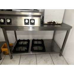 1 table chef en inox avec entrejambe H : 85 cm - L : 140 cm - Pr :70 cm