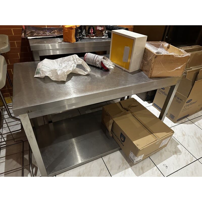 1 table chef en inox avec entrejambe H : 73 cm - L : 120 cm - Pr :60 cm