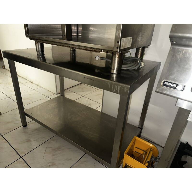1 table chef en inox H : 80 cm - L : 120 cm - Pr : 70 cm