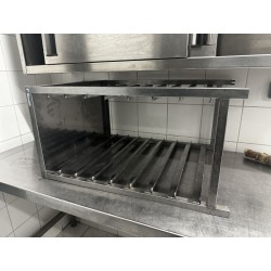 1 support plateau en inox 8 niveaux H : 70 cm - L : 58 cm - Pr : 39 cm