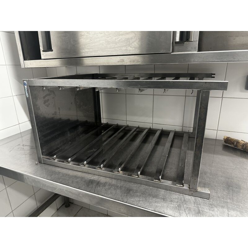 1 support plateau en inox 8 niveaux H : 70 cm - L : 58 cm - Pr : 39 cm