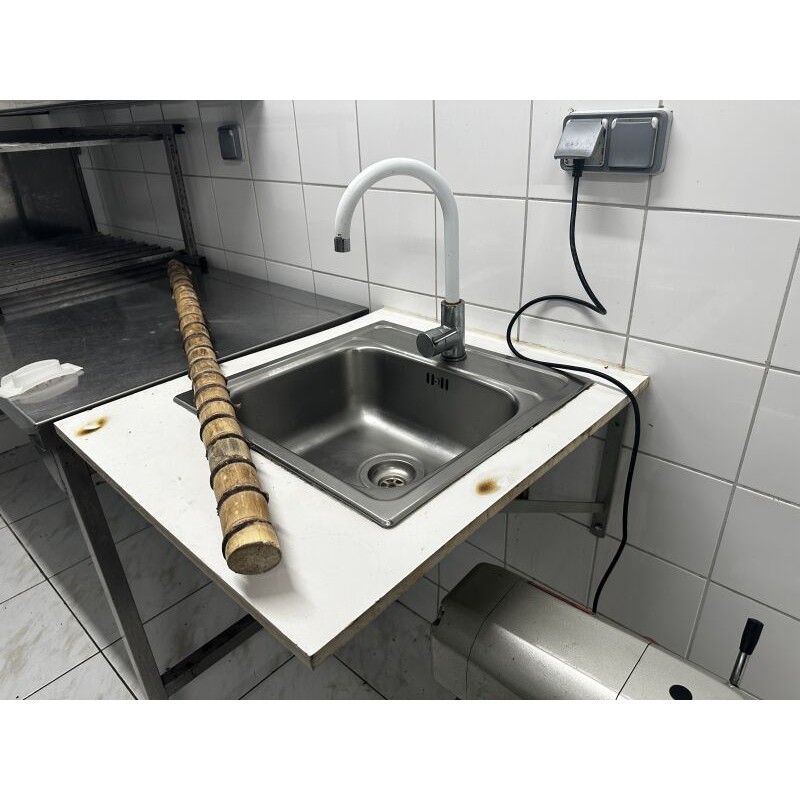 1 évier en MDF et en inox