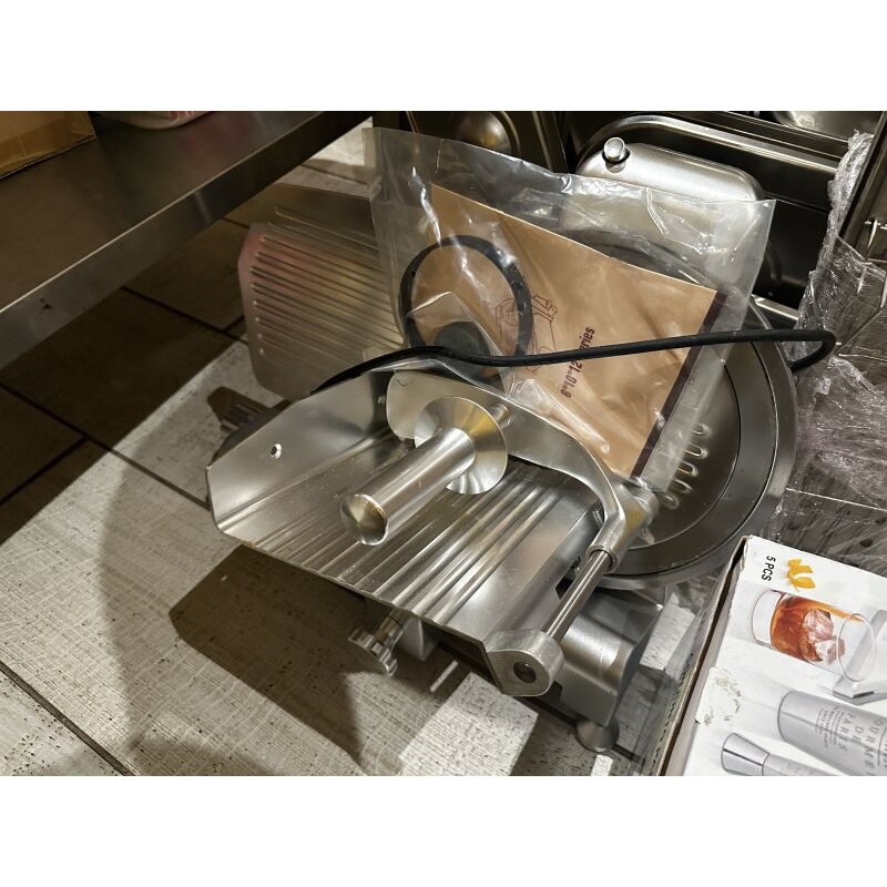 1 trancheur en inox