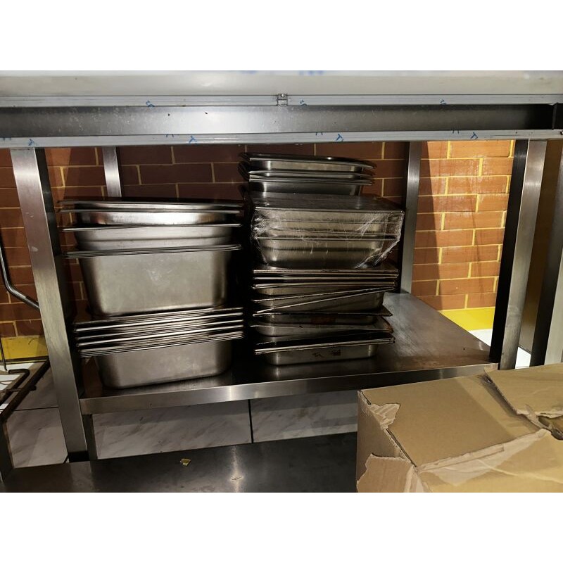 1 environ 35 bacs en inox