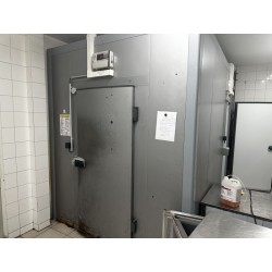 1 chambre froide 2 en 1 (positive et négative) avec cloison séparatrice Environ 15m carrés vente privée conseillée