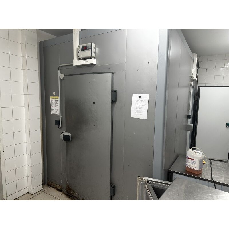 1 chambre froide 2 en 1 (positive et négative) avec cloison séparatrice Environ 15m carrés vente privée conseillée